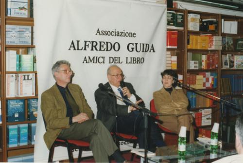 Con il prof. Felicio Corvese e la prof.ssa Assunta de Crescenzo nel 2001 - Saletta rossa della Libreria Guida in occasione della presentazione del libro "Il sorriso di Paola" .