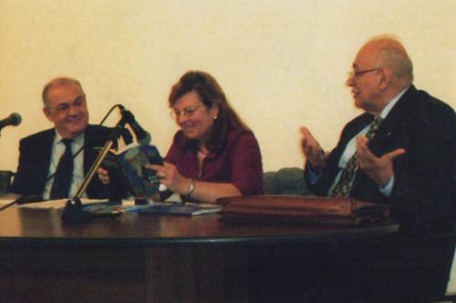 Con l'ass. alla cultura del comune di Caserta e la prof.ssa Ida Alborino nel 2007 - Teatro comunale di Caserta in occasione della presentazione del libro "Il dubbio di Enrico" .